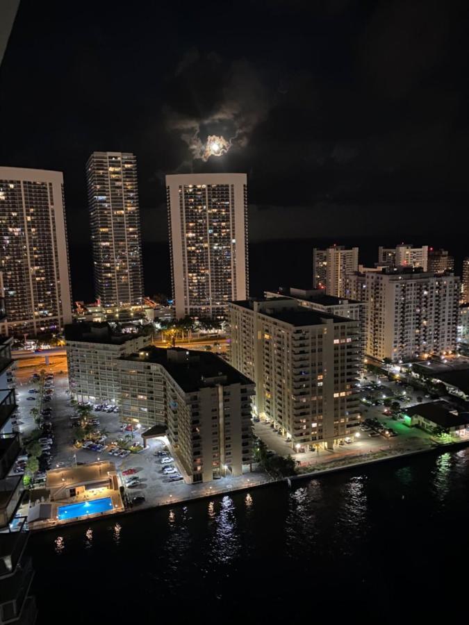 Studio 2Bed Beach Apmt With Amazing Views 30B Холандейл Бийч Екстериор снимка